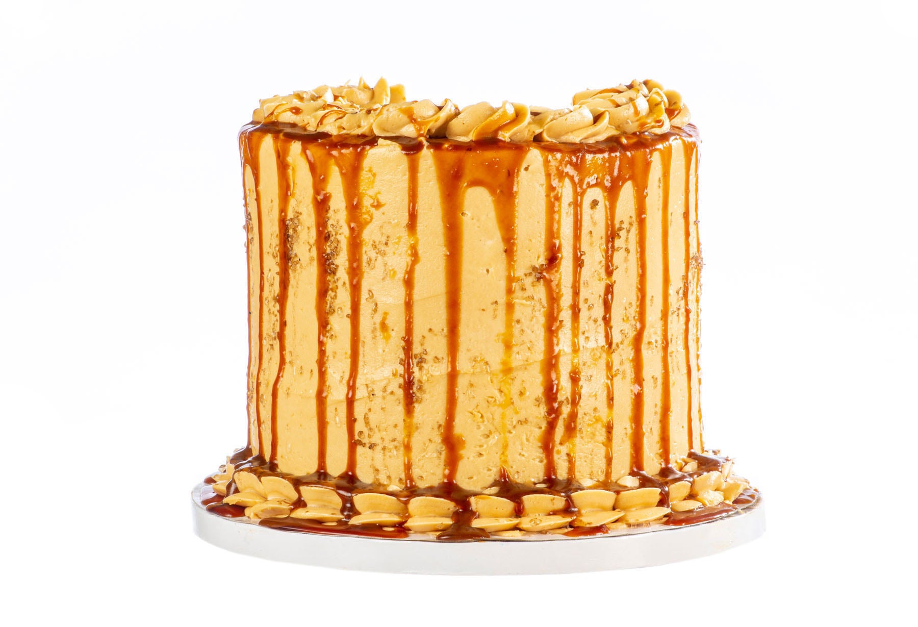 Tasty cake with popcorn and caramel on color background Stock Photo - Alamy
